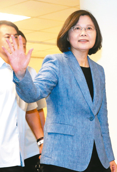 蔡總統對媒體詢問ICAO揮手表示不回應。